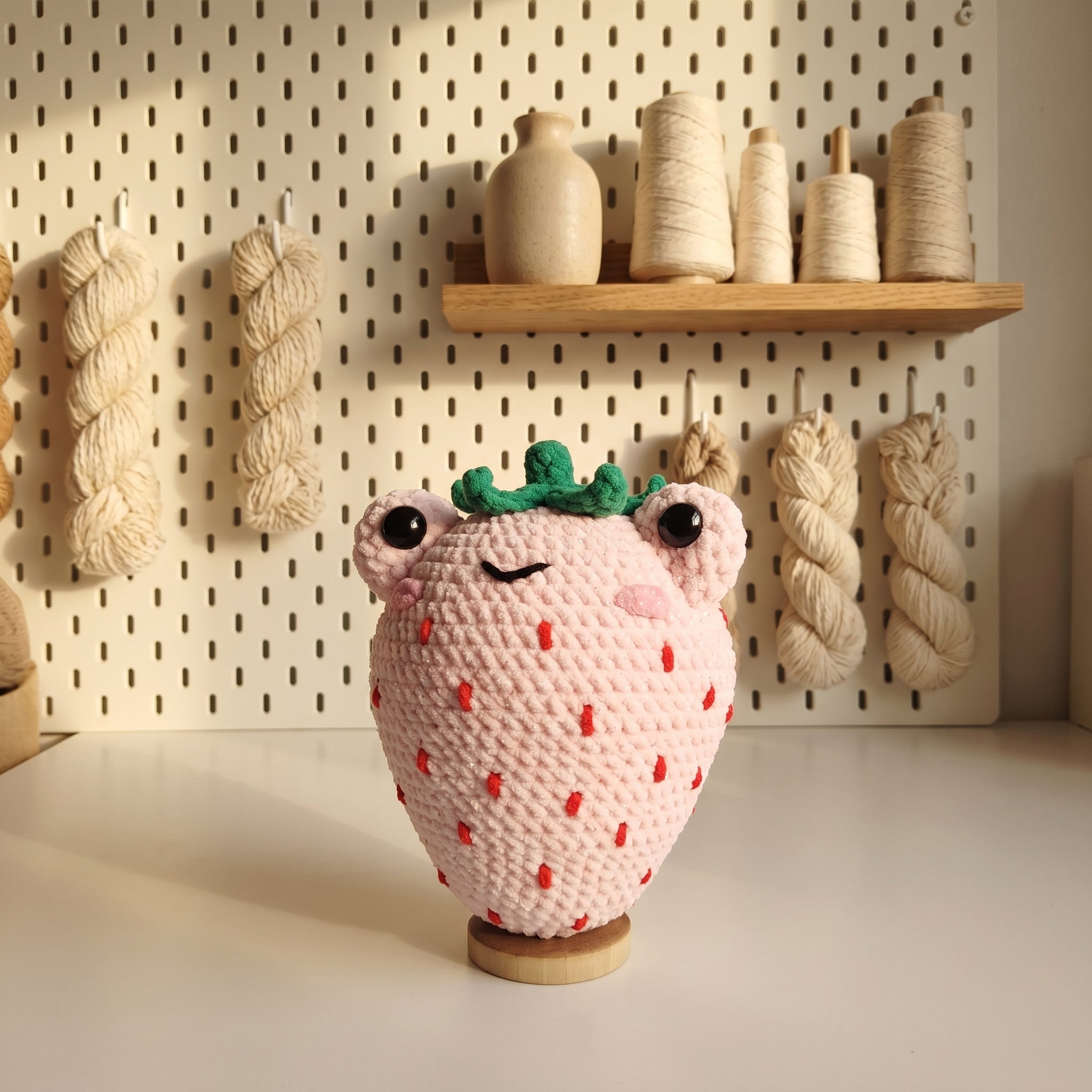 Strawberry Crochet Pattern, Frog Eyed Snow White Strawberry Amigurumi Tutorial